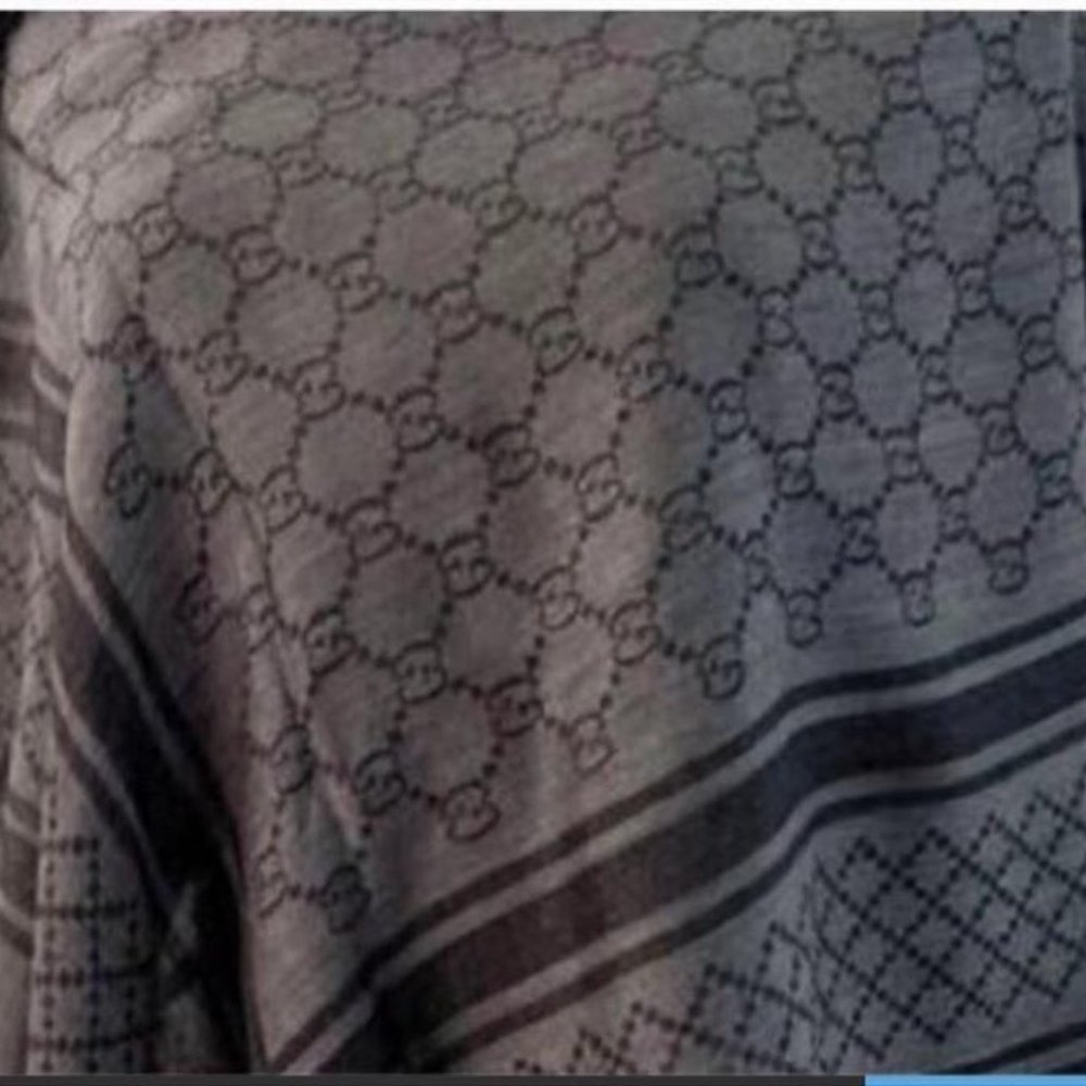 HP ❤️ Gucci Black Scialle Surviee 140x140 Gg Logo Scarf - Picture 3 of 9